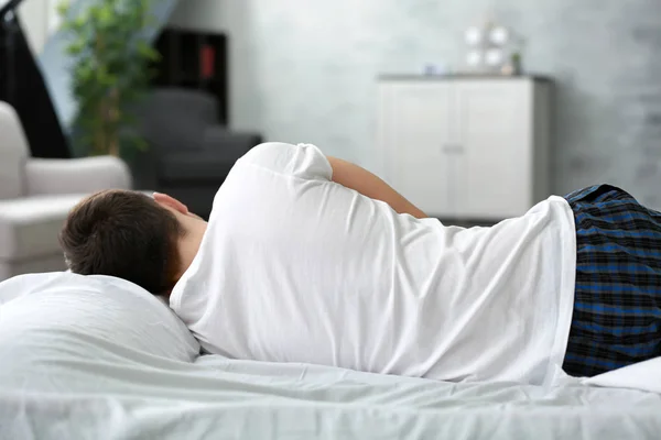 Tampan tertekan pria di tempat tidur di rumah — Stok Foto