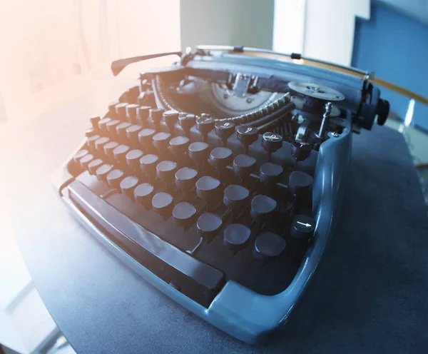 Alte Schreibmaschine auf dem Tisch — Stockfoto