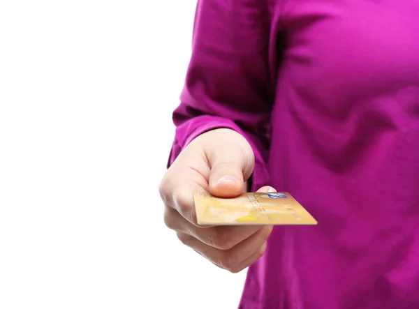 Женщина держит кредитную карту — стоковое фото