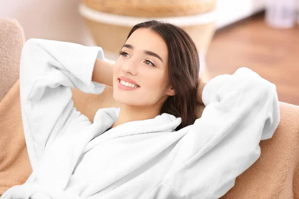 Bela jovem mulher descansando — Fotografia de Stock