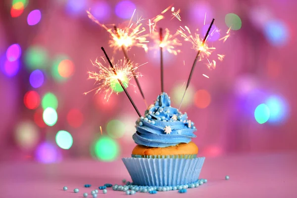 Herkullinen cupcake kanssa sparkler — kuvapankkivalokuva