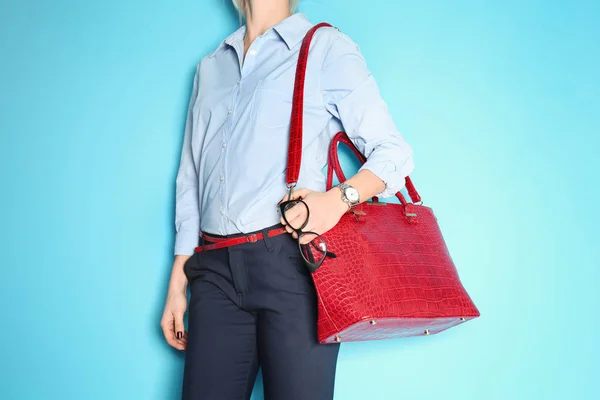 Kadın holding kırmızı el çantası — Stok fotoğraf