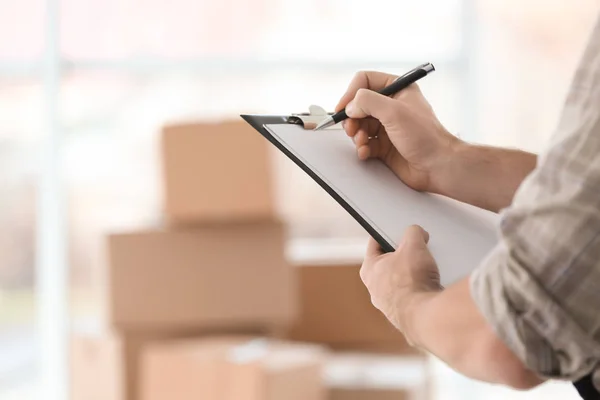 Man holding clipboard — Stock Photo, Image