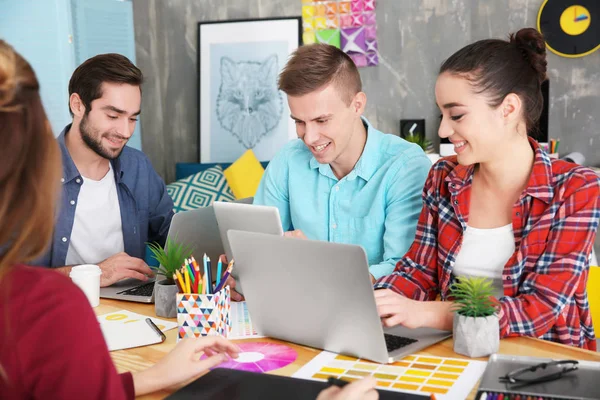 Jóvenes diseñadores en el lugar de trabajo — Foto de Stock