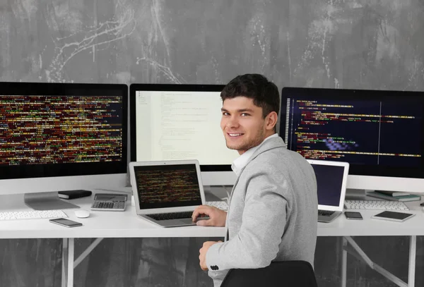Knappe jonge programmeur werkzaam in kantoor — Stockfoto