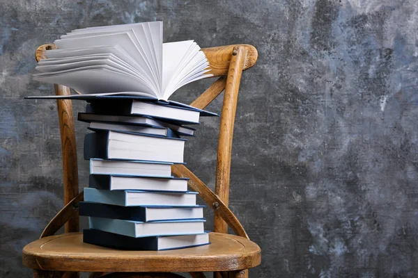 Montón de libros sobre silla —  Fotos de Stock