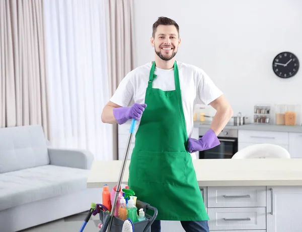 Trabajador con suministros de limpieza —  Fotos de Stock