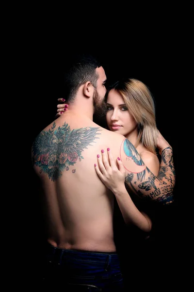 Nő átölelve tetovált ember — Stock Fotó