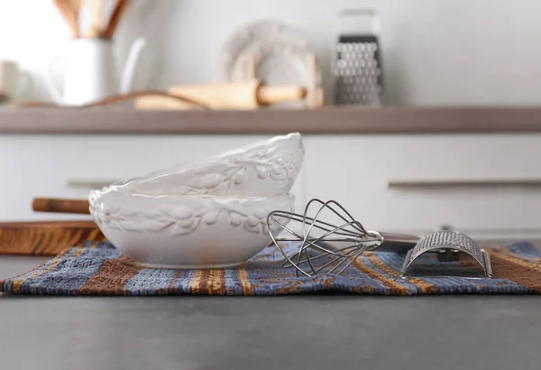 Кухонне начиння та тарілки — стокове фото