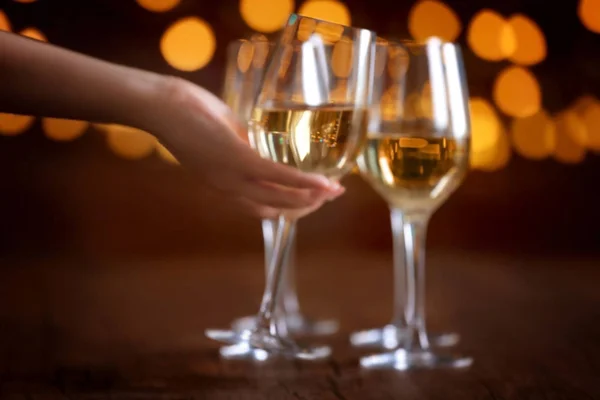 Mano femenina tomando copa de vino — Foto de Stock