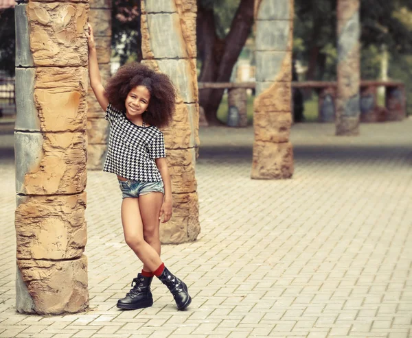 Menina vestindo roupas elegantes — Fotografia de Stock