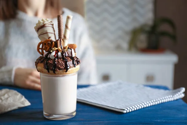 Milkshake, donut och godis i glas — Stockfoto