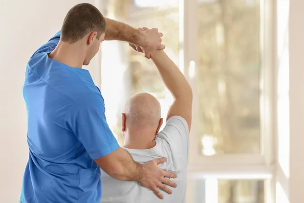 Fisioterapeuta Que Trabaja Con Pacientes Edad Avanzada Clínica — Foto de Stock