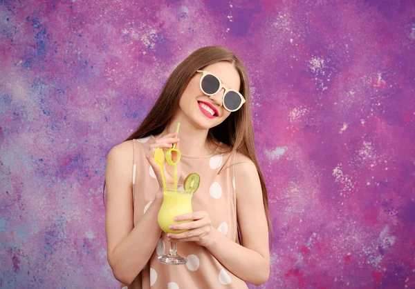 Ung kvinna med cocktail — Stockfoto