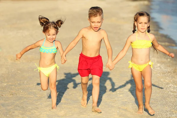 Lindos niños divirtiéndose en la playa — Foto de Stock
