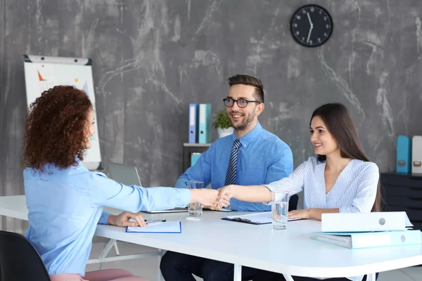 Concept d'entrevue d'emploi. Commission des ressources humaines interviewer une femme — Photo