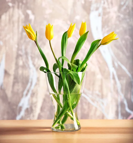 Vaso di vetro con bouquet di tulipani — Foto Stock