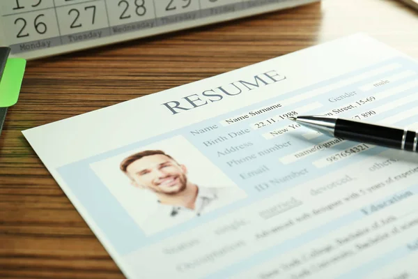 Primer plano del archivo de curriculum vitae en la mesa de madera — Foto de Stock