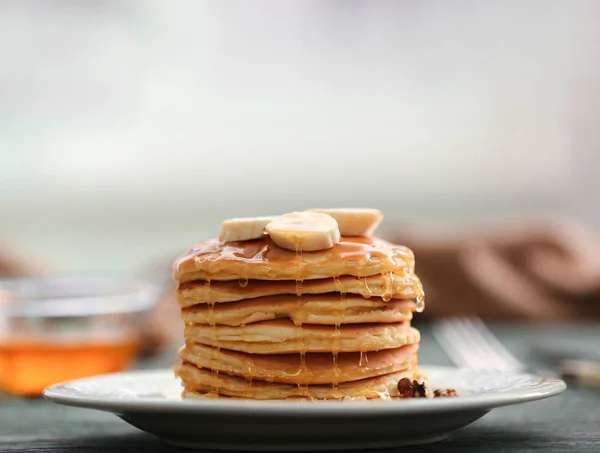 Panquecas saborosas com banana — Fotografia de Stock