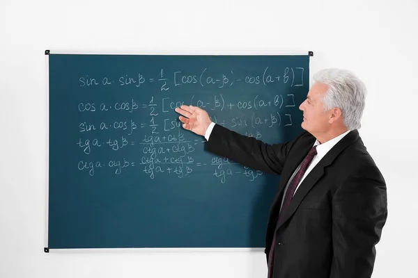 Profesor senior escribiendo en pizarra — Foto de Stock