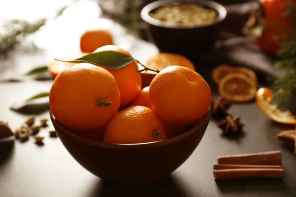 Sammansättningen av mandariner i plattan — Stockfoto