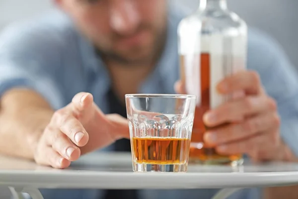 Männliche Hand mit Glas Whisky, Nahaufnahme — Stockfoto