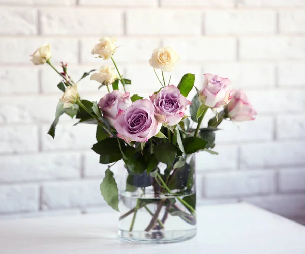 Vaso de vidro com buquê de flores — Fotografia de Stock