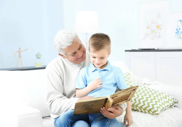 Abuelo con álbum de fotos con nieto — Foto de Stock