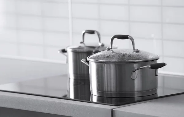 Sartenes de metal en cocina — Foto de Stock