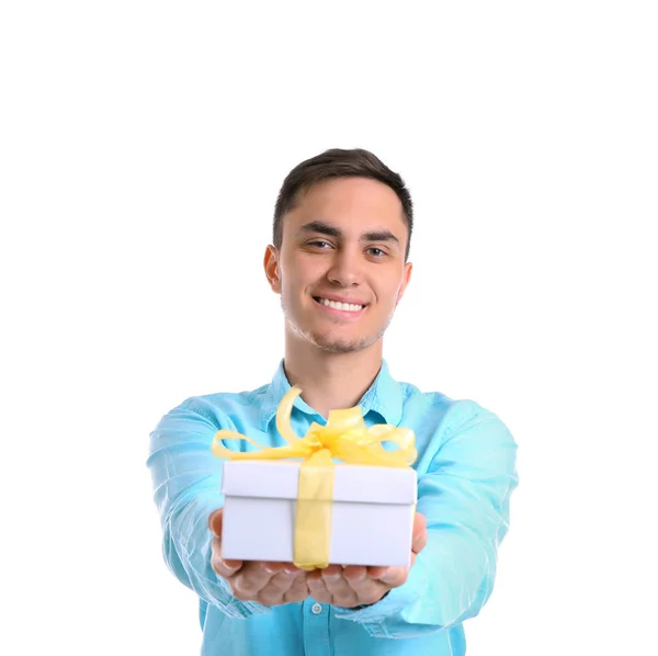 Hombre guapo sosteniendo caja de regalo sobre fondo blanco — Foto de Stock