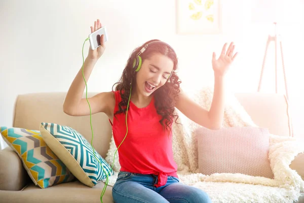 Mulher bonita em fones de ouvido — Fotografia de Stock