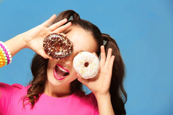 Mulher com saborosos donuts — Fotografia de Stock