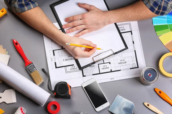 Pano ve kalem ile dekoratör'ın el