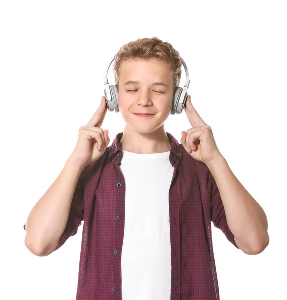 Jongen luisteren muziek op lichte achtergrond — Stockfoto