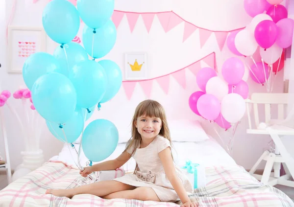 Mädchen im Zimmer für Geburtstagsfeier dekoriert — Stockfoto
