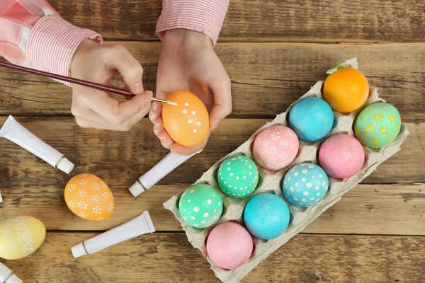 Mujer pintando huevos de Pascua — Foto de Stock