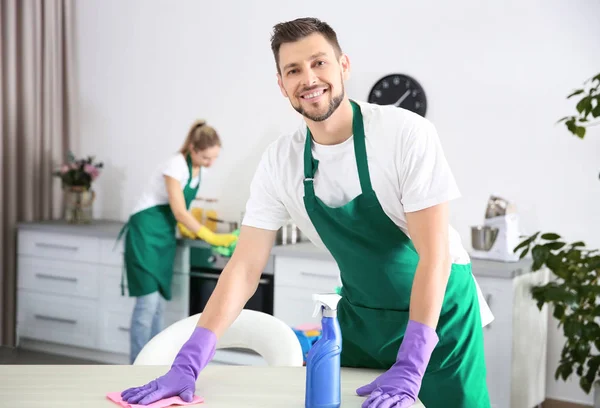 Młody mężczyzna pracownik sprzątanie — Zdjęcie stockowe