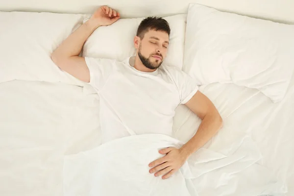 Homem dormindo na cama — Fotografia de Stock