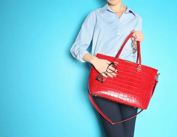 ผู้หญิงถือกระเป๋าถือสีแดง — ภาพถ่ายสต็อก