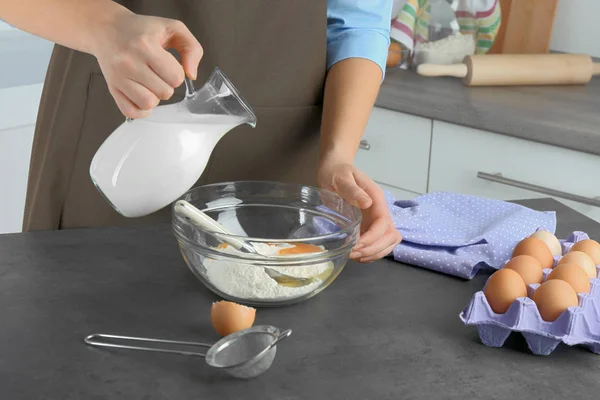 Female hands preparing dough — Stock Photo, Image