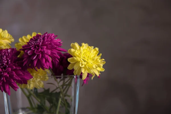 Glazen vaas met een boeket van bloemen — Stockfoto