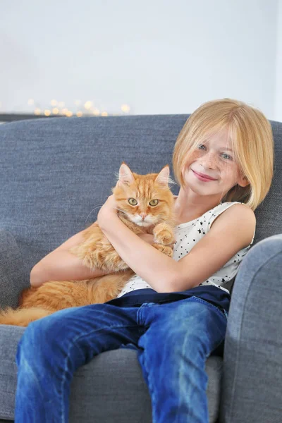 Holčička s červenou chlupatou kočičku — Stock fotografie