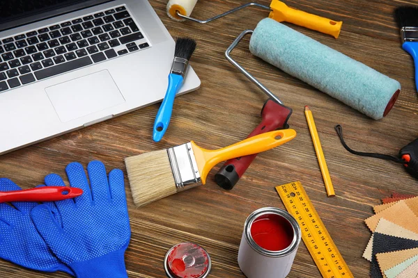 Computer portatile e strumenti di pittura su tavolo di legno — Foto Stock