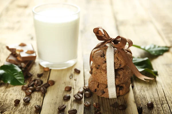 Kue, segelas susu dan biji kopi — Stok Foto