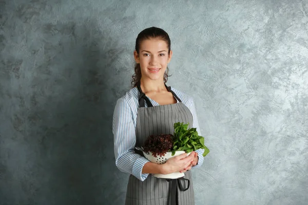 Mujer sosteniendo colador con hierbas frescas — Foto de Stock
