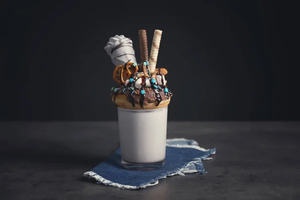 Milkshake, donut e doces em vidro — Fotografia de Stock