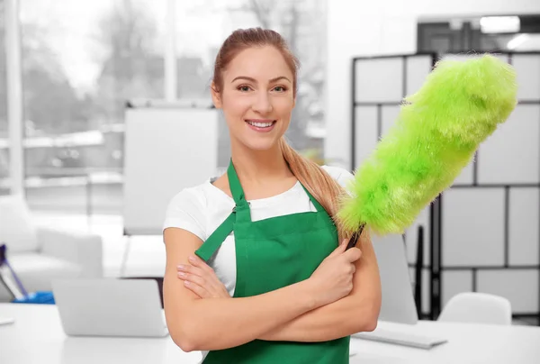 Jovem limpador feminino — Fotografia de Stock