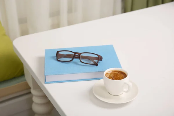 Libro y taza de café — Foto de Stock