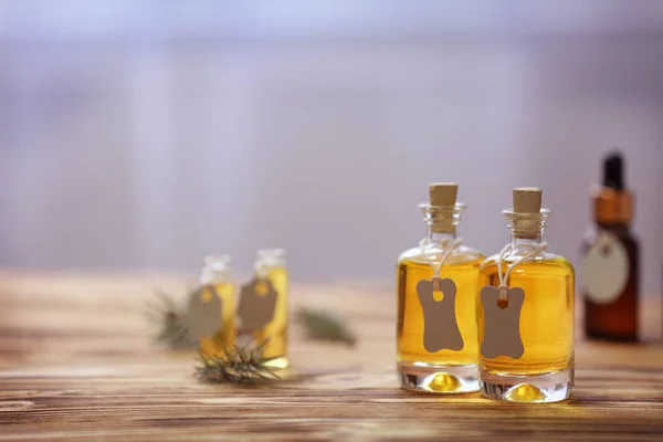 Botellas de aceite esencial de pino — Foto de Stock