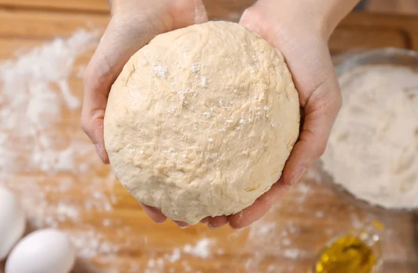 Woman holding dough — Stock Photo, Image